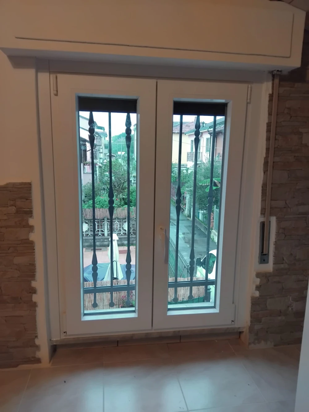 finestra-bianca-su-muro-bianco